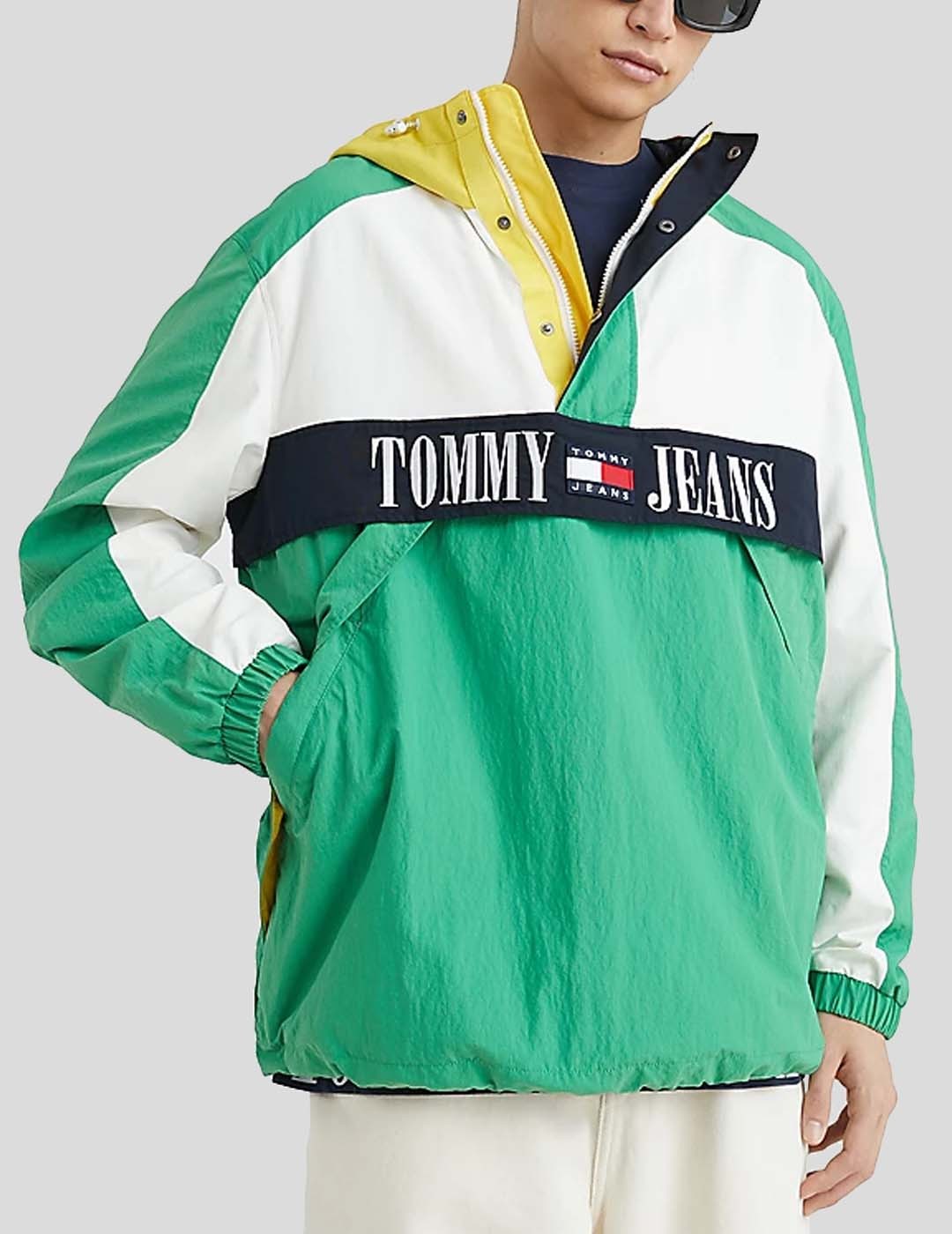 CHAQUETA TOMMY JEANS OVERSIZE CHICAGO ARCHIVE WINDBREAKER GREEN MULTI