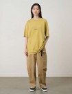 CAMISETA GRAMICCI FOOTPRINTS TEE PIGMENT  SULPHUR PIGMENT